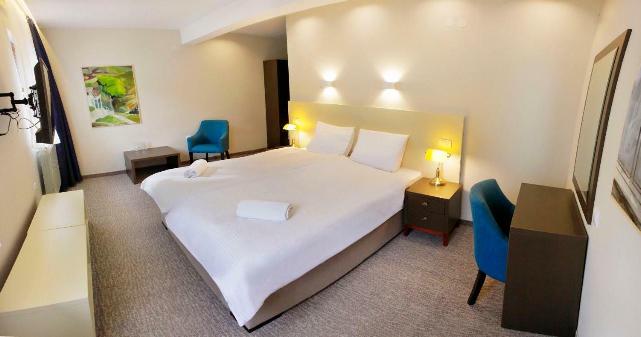 דימיטרובגארד Hotel Happy מראה חיצוני תמונה